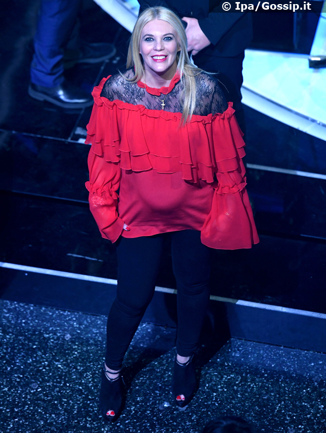 Eleonora Daniele, 43 anni, incitna e con un vestito rosso a Sanremo, guarda i fotografi e sorride