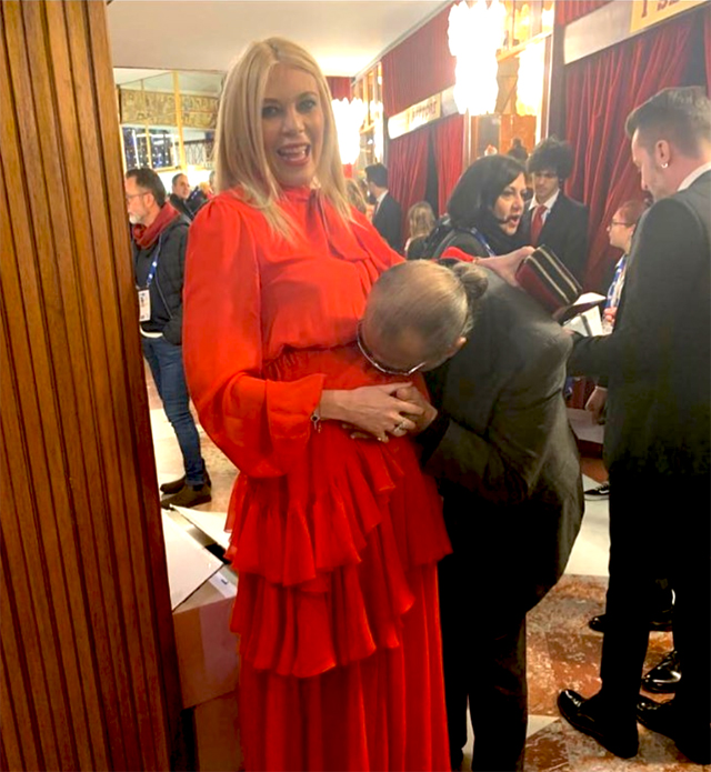Tony Renis bacia il pancione di Eleonora Daniele a Sanremo