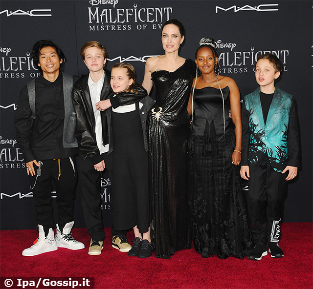 Da sinistra: Pax, 15 anni, Shiloh, 13, Vivienne, 11, Angelina Jolie, 44, Zahara, 14, e Knox, 11