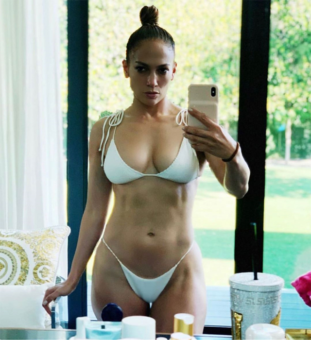 Jennifer Lopez in un nuovo selfie in bikini a 50 anni stupisce per la sua forma fisica pazzesca