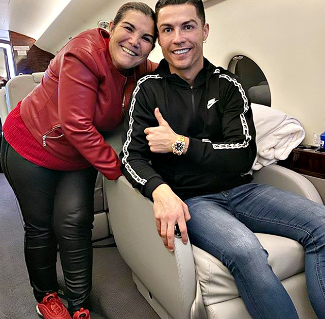 Cristiano Ronaldo, 35 anni, insieme alla madre Dolores Aveiro, 65, colpita da ictus nelle scorse ore