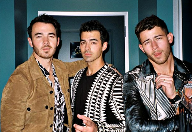 I Jonas Brothers hanno tenuto un concerto a Milano il 14 febbraio, qui qualcuno degli spettatori con il coronavirus avrebbe contagiato altre persone, tra cui una ragazza che tornata a Roma avrebbe trasmesso il virus a tutta la sua famiglia