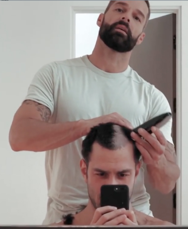 Ricky Martin, 48 anni, taglia i capelli in casa al marito Jwan Yosef, 35