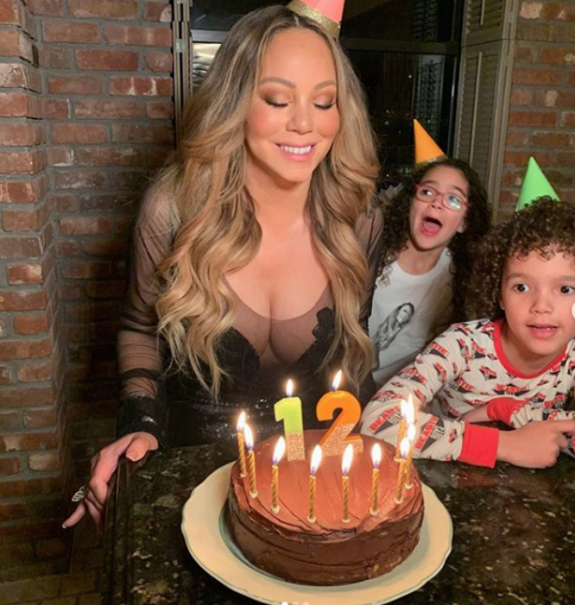 Mariah Carey festeggia 50 anni con i figli, ma sulla torta scrive solo 12: si sente eternamente una ragazzina