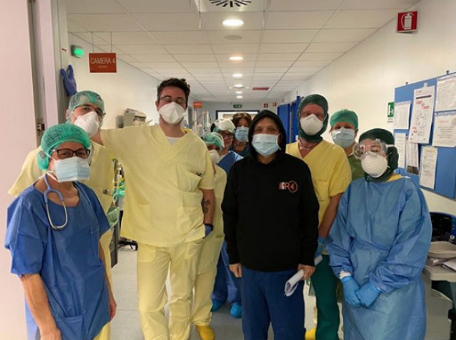 Piero Chiambretti guarito dal Coronavirus: la foto con i medici prima di essere dimesso
