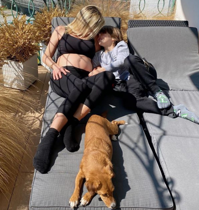 Gaia Lucariello, 37 anni, prende il sole in terrazza col pancione scoperto accanto al primogenito Lorenzo, 7 anni
