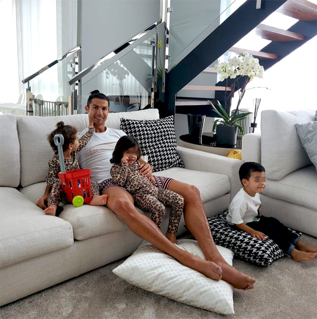 Cristiano nel salotto di casa a Madeira insieme ai figli gemelli Mateo ed Eva, 2 anni, e la piccola Alana Martina, 2