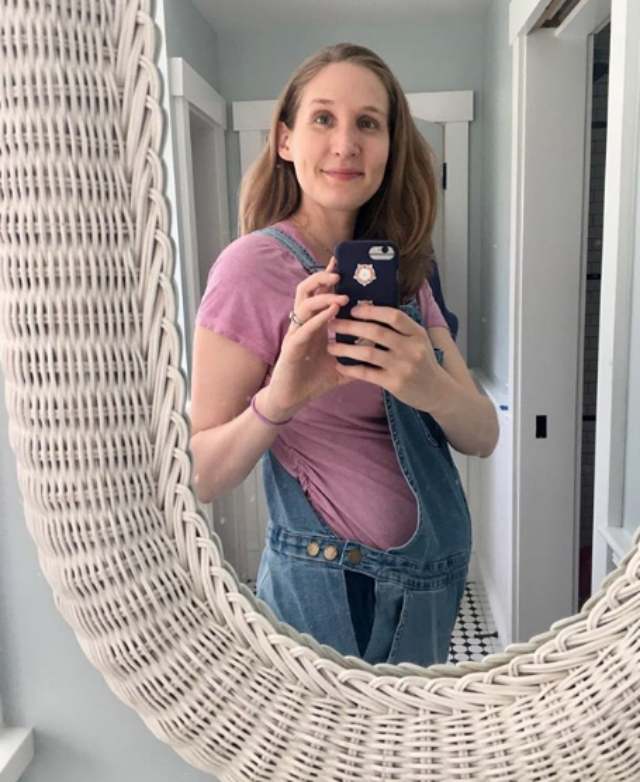 Martina Anne Bonolis incinta: selfie allo specchio con salopette e pancino
