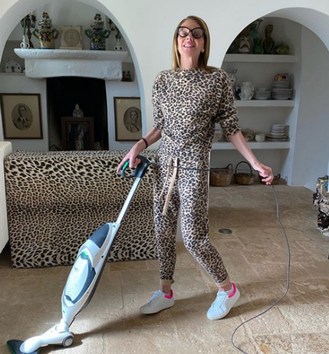 Anna Dello Russo, 57 anni, fa le pulizie con una tuta leopardata durante la quarantena