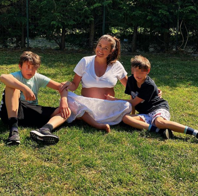 Alena Seredova, 42 anni, insieme ai figli Louis Thomas, 12, e David Lee, 10, nati dal matrimonio con Buffon