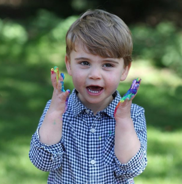 Il Principino Louis mentre gioca in giardino in questi giorni: lo scatto è stato pubblicato da mamma Kate in occasione del suo secondo compleanno