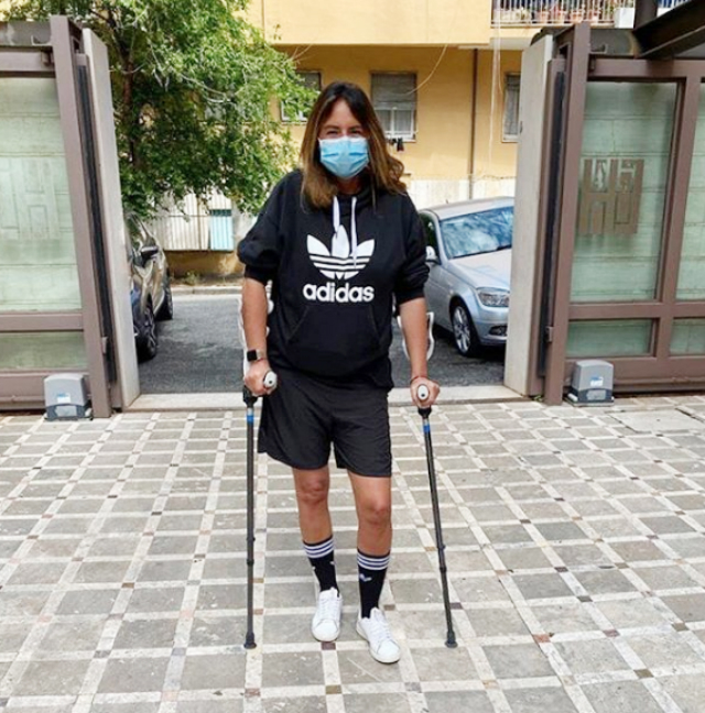 Paola Perego, 54 anni, in ospedale durante la quarantena: ha subito una distrazione del quadricipite, eccola con stampelle e mascherina