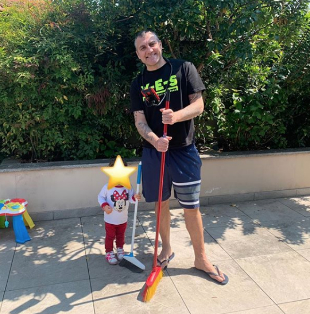 Christian Vieri, 46 anni, si fa scattare una foto mentre pulisce il terrazzo con la figlia Stella, 1