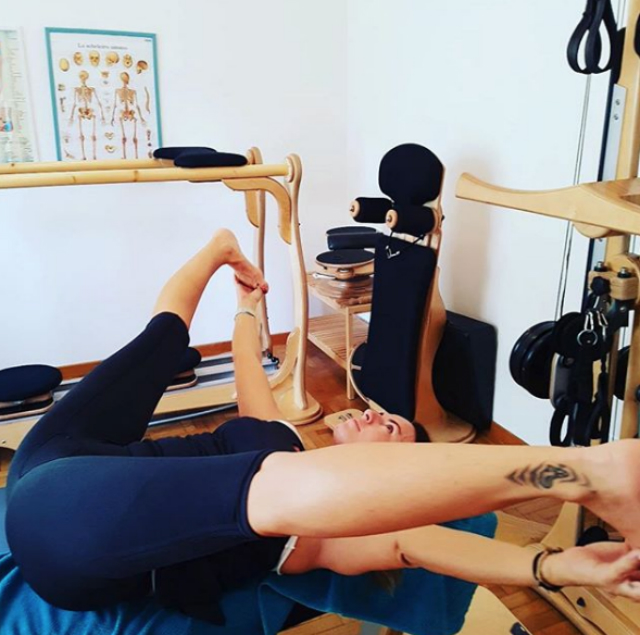 Paola Perego, 54 anni, durante uno dei suoi allenamenti: ha rivelato che si è procurata una lesione femorale esagerando con lo yoga