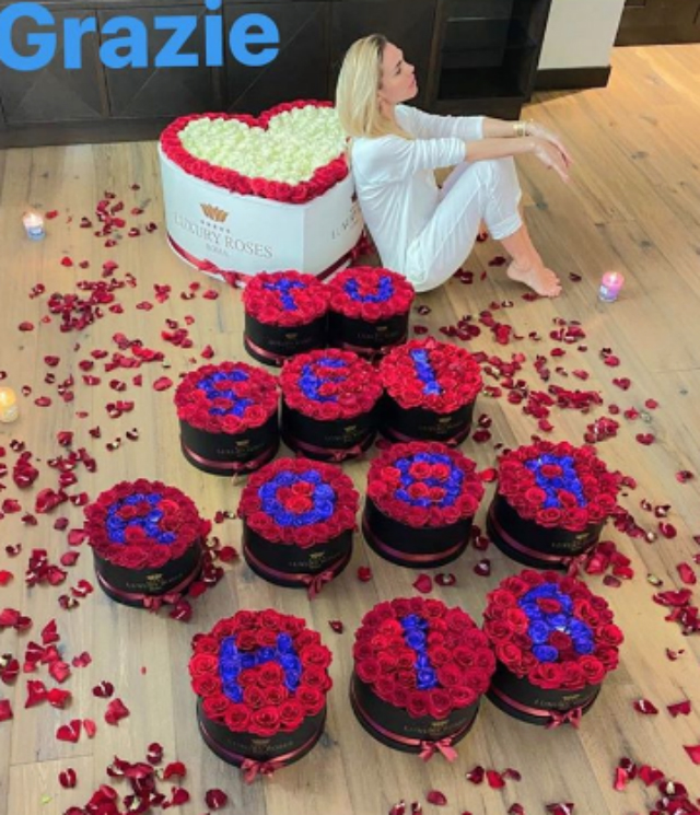 Ilary Blasi, compleanno super romantico in quarantena: cena a lume di candela con Totti e un mare di rose rosse