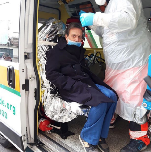 Piero Chiambretti, 63 anni, in ambulanza con la mascherina durante i giorni del ricovero in ospedale a Torino