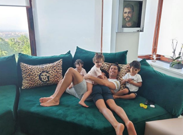 Cristiano Ronaldo, 35 anni, nel soggiorno della casa di Torino con tutti e 4 i suoi figli: 