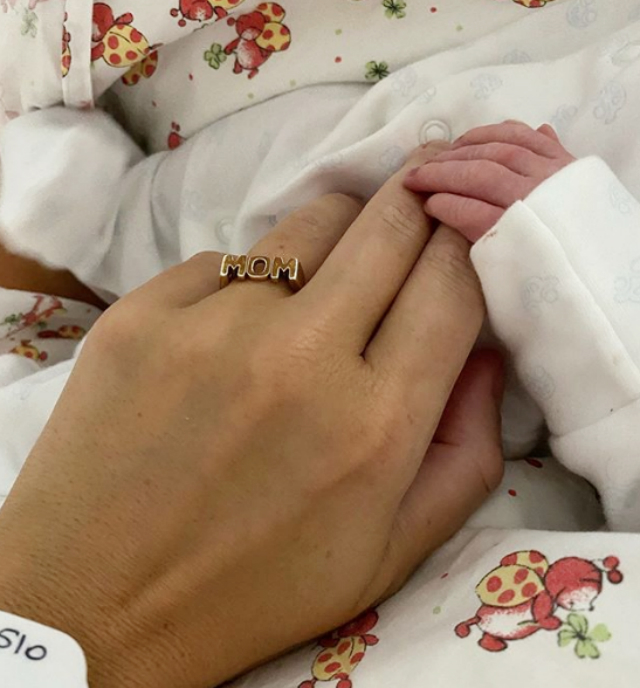 La mano di Alena Seredova, 42 anni, accanto di quella della figlia neonata
