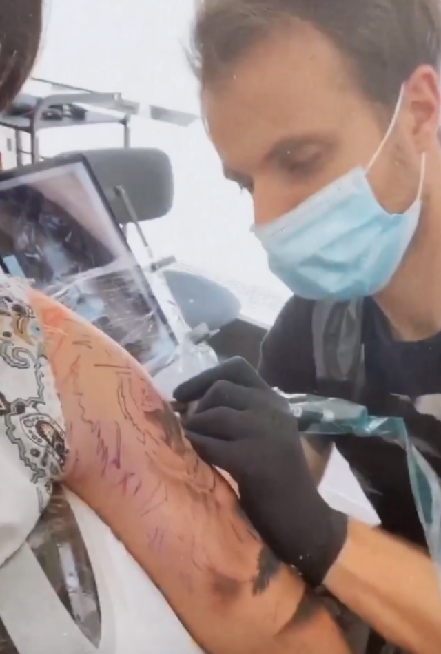 Il tatuatore Antonio Ragone incide un leone sul braccio di Alberto Urso, 22 anni