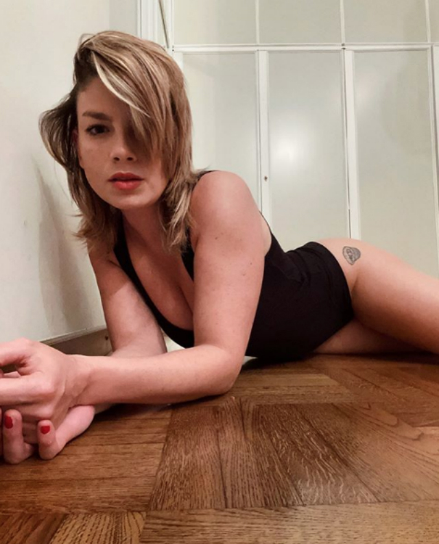Emma Marrone ha pubblicato nel giorno del suo 36esimo compleanno una foto in cui appare sexy in body, sul pavimento della sua stanza