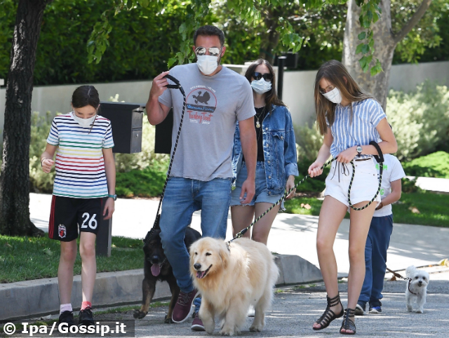 Ben Affleck, 47 anni, passeggia con accanto la figlia Violet, 14, dietro di loro gli altri due figli dell'attore, Seraphina, 11, e Samuel, 8, ma anche la sua fidanzata, l'attrice Ana de Armas, 32