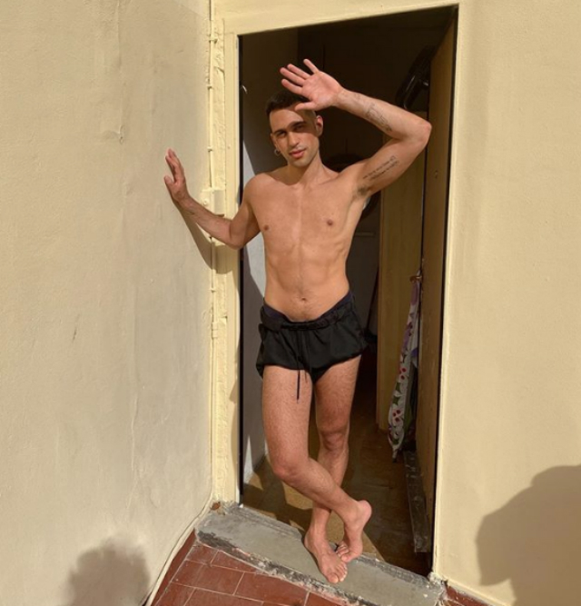 Mahmood, 27 anni, mostra il fisico snello e asciutto, con muscoli definiti