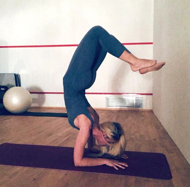 Ilary Blasi, 43 anni, fa yoga: eccola nella posizione dello scorpione