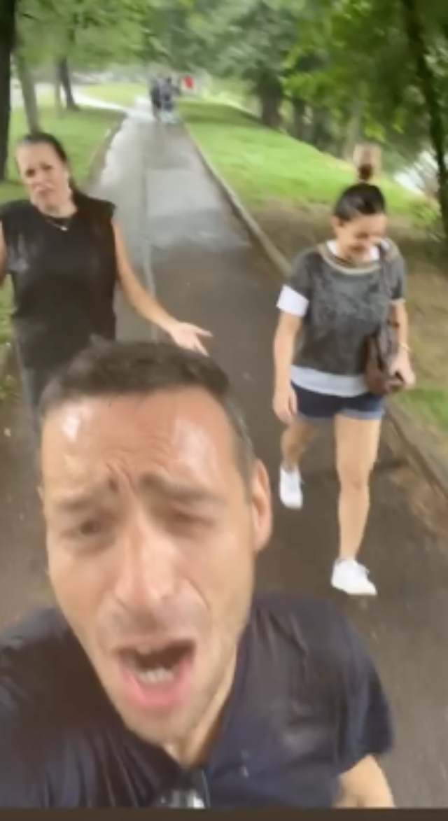 Alena Seredova e Nasi, un acquazzone li sorprende durante una passeggiata con la figlia: le immagini