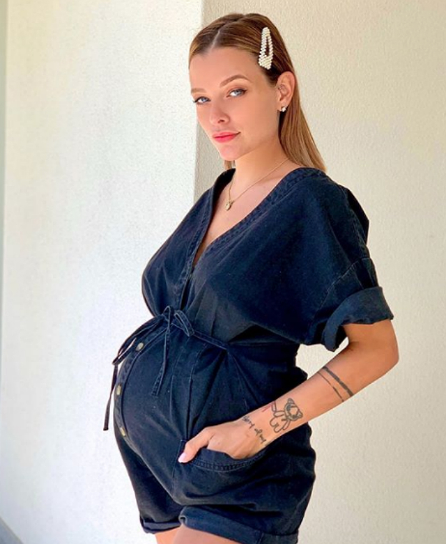 Silvia Provvedi posa con il pancione durante la gravidanza