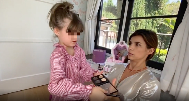 Elisabetta Canalis, tutorial per il trucco con la figlia, di cui ormai mostra il viso sul social