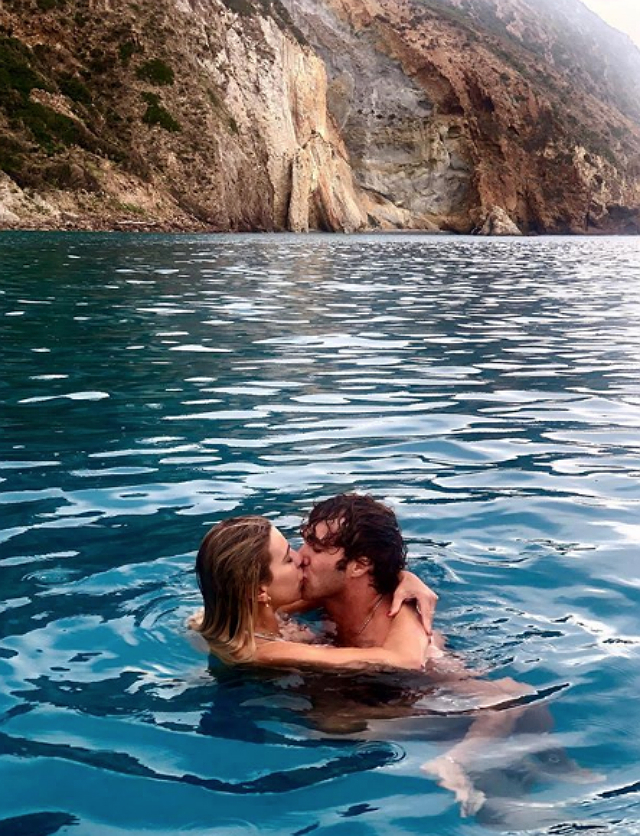 Clizia Incorvaia, 39 anni, e Paolo Ciavarro, 28, si baciano mentre fanno il bagno al largo dell'isola di Palmarola, a pochi chilometri da Ponza