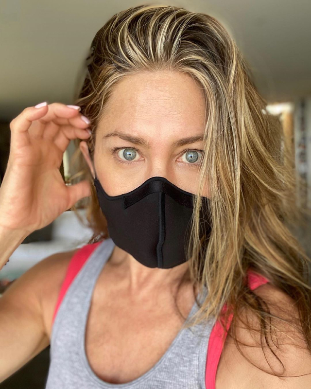 Jennifer Aniston, 51 anni, ha pubblicato una foto con la mascherina e ha fatto un accorato appello affinché tutti la indossino per prevenire il contagio da Coronavirus