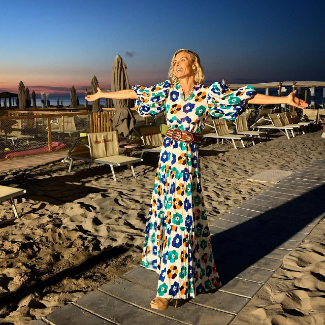 Martina Colombari, 45 anni, arriva in spiaggia a Riccione per festeggiare il suo 45esimo compleanno