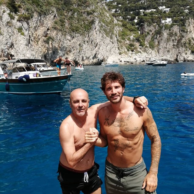 Stefano De Martino, 30 anni, a Capri con l'amico e guida turistica Alessandro Scala