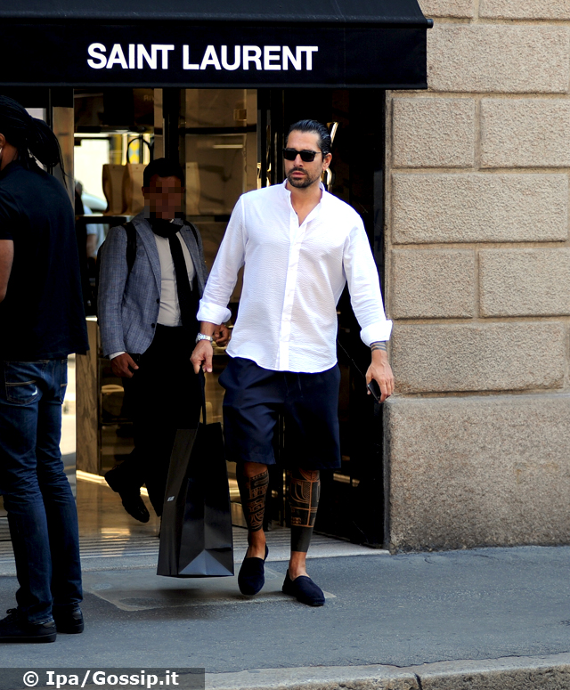 Marco Borriello, 38 anni, esce dalla boutique di Saint Laurent a Milano: l'ex calciatore è famoso per la sua passione per la moda