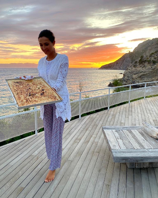 Caterina Balivo, 40 anni, diventa fornaia: eccola con una teglia di pizza bianca appena sfornata