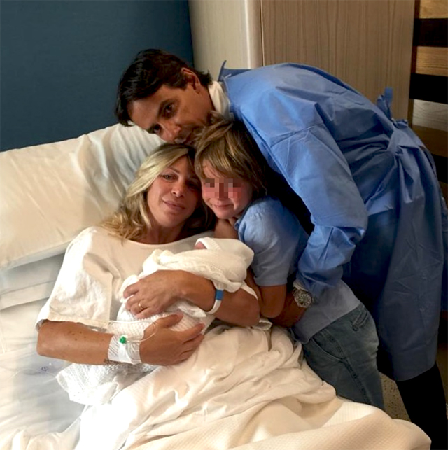 Gaia Lucariello, 37 anni, subito dopo il parto con il piccolo Andrea in braccio, intorno a lei il marito Simone Inzaghi, 44, e l'altro figlio Lorenzo, 7, molto emozionato