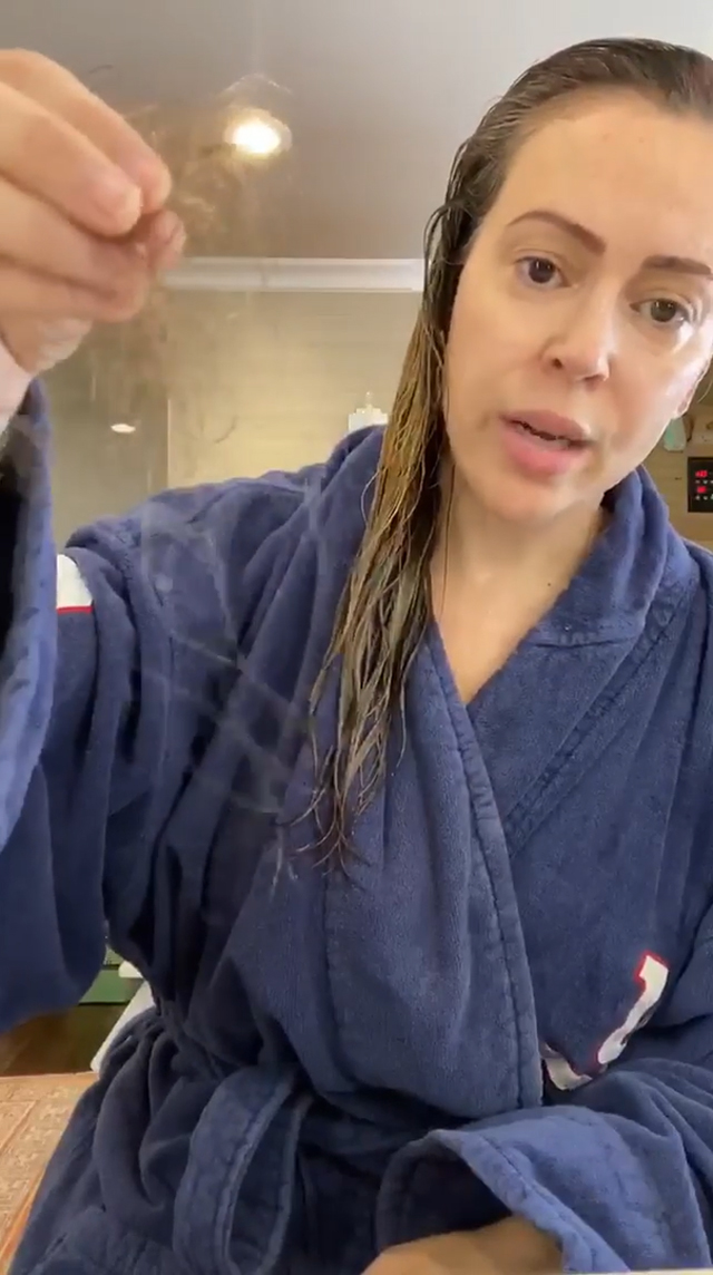 Alyssa Milano, 47 anni, mostra quanti capelli le rimangono in mano ogni volta che li spazzola