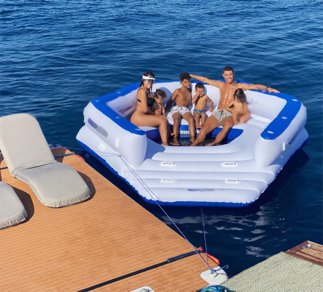 Cristiano Ronaldo, 35 anni, su un gonfiabile attaccatto al suo nuovo mega yacht: si rilassa con Georgina Rodriugez, 26 anni, e i figli Cristiano Jr, 10, Eva e Mateo,3, e Alana Martina