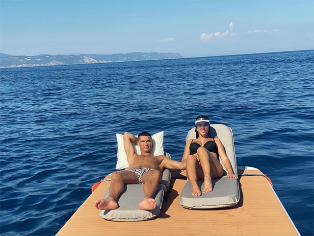 Cristiano e Georgina si rilassano a bordo della barca: lei indossa sempre la visiera anti raggi UV