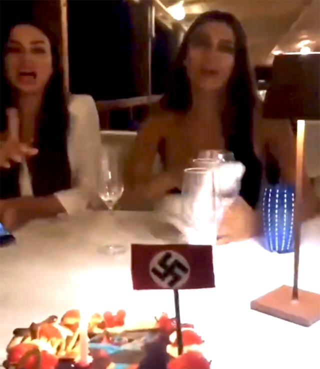 Serena ed Elga Enardu, 44 anni, scherzano parlando di una bandiera nazista presente sulla torta di compleanno di un'amica