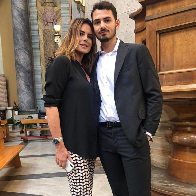 Paola Perego, 54 anni, insieme al figlio Riccardo Carnevale, 24: la conduttrice teme che il figlio possa aver contratto il Covid, ma il ragazzo non riesce a farsi fare il tampone 
