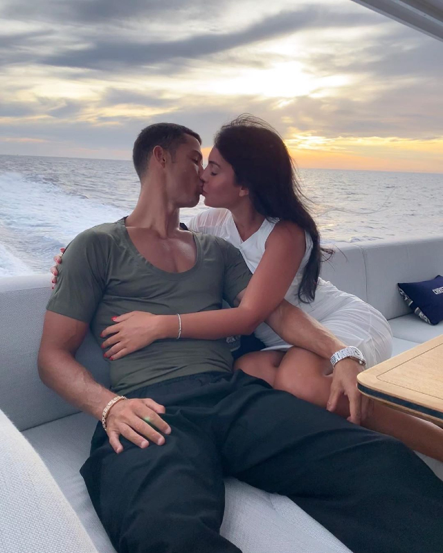 Cristiano Ronaldo, 35 anni, e Georgina Rodriguez, 26, si baciano al tramonto sullo yacht
