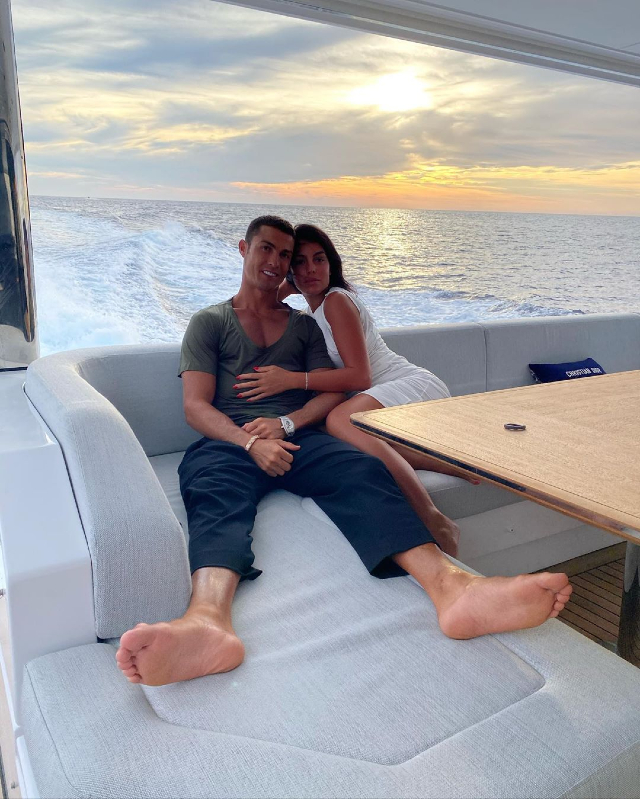 La coppia sta passando l’estate a bordo della nuova barca del calciatore