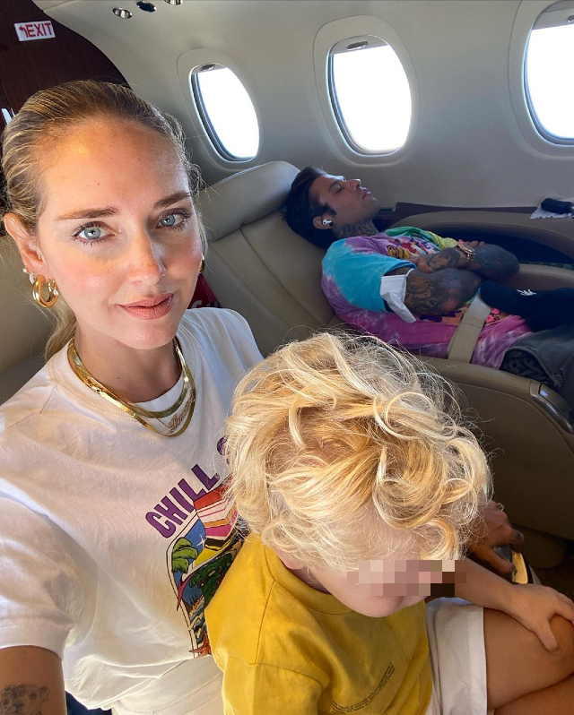 Mamma e figlio in aereo