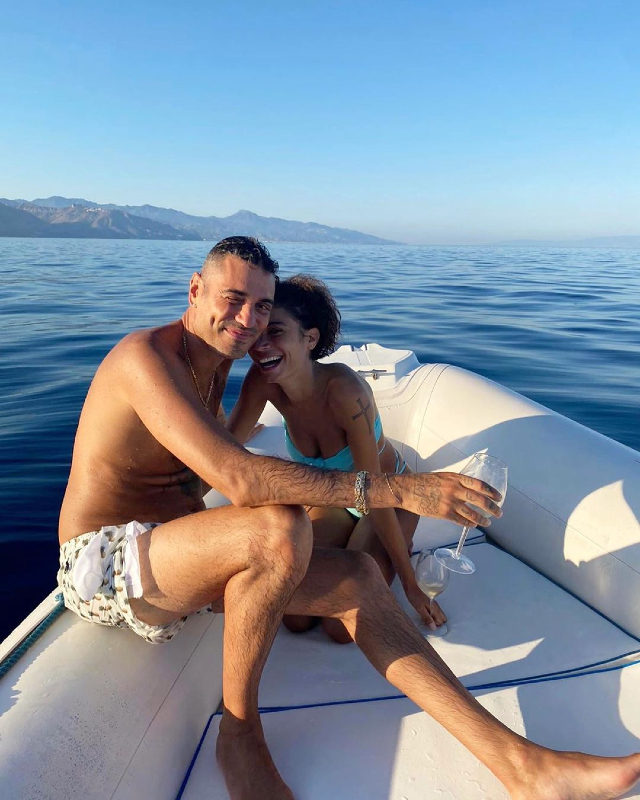 Elodie Di Patrizi, 30 anni, in barca con Marracash, 41, in Sicilia
