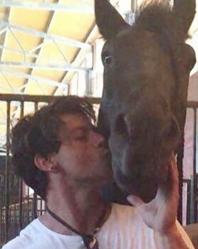 Gabriel Garko, 48 anni, insieme al suo amato Othello, il cavallo morto la notte scorsa