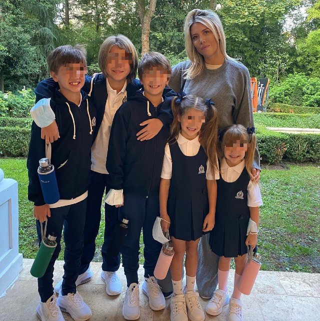 Wanda insieme ai suoi figli: Valentino, 11 anni, Constantino, 9, Benedicto, 8, Francesca, 5, e Isabella, 3