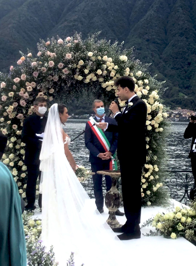I momenti più emozionanti della cerimonia sul Lago di Como per le nozze di Elettra e Nick