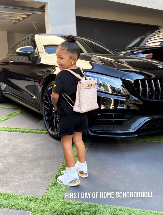 Stormi, 2 anni, figlia di Kylie Jenner e Travis Scott, al suo primo giorno di scuola con uno zainetto Hermes da ben 12mila dollari